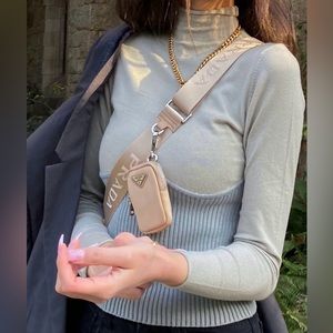 Gorgeous silhouette turtleneck